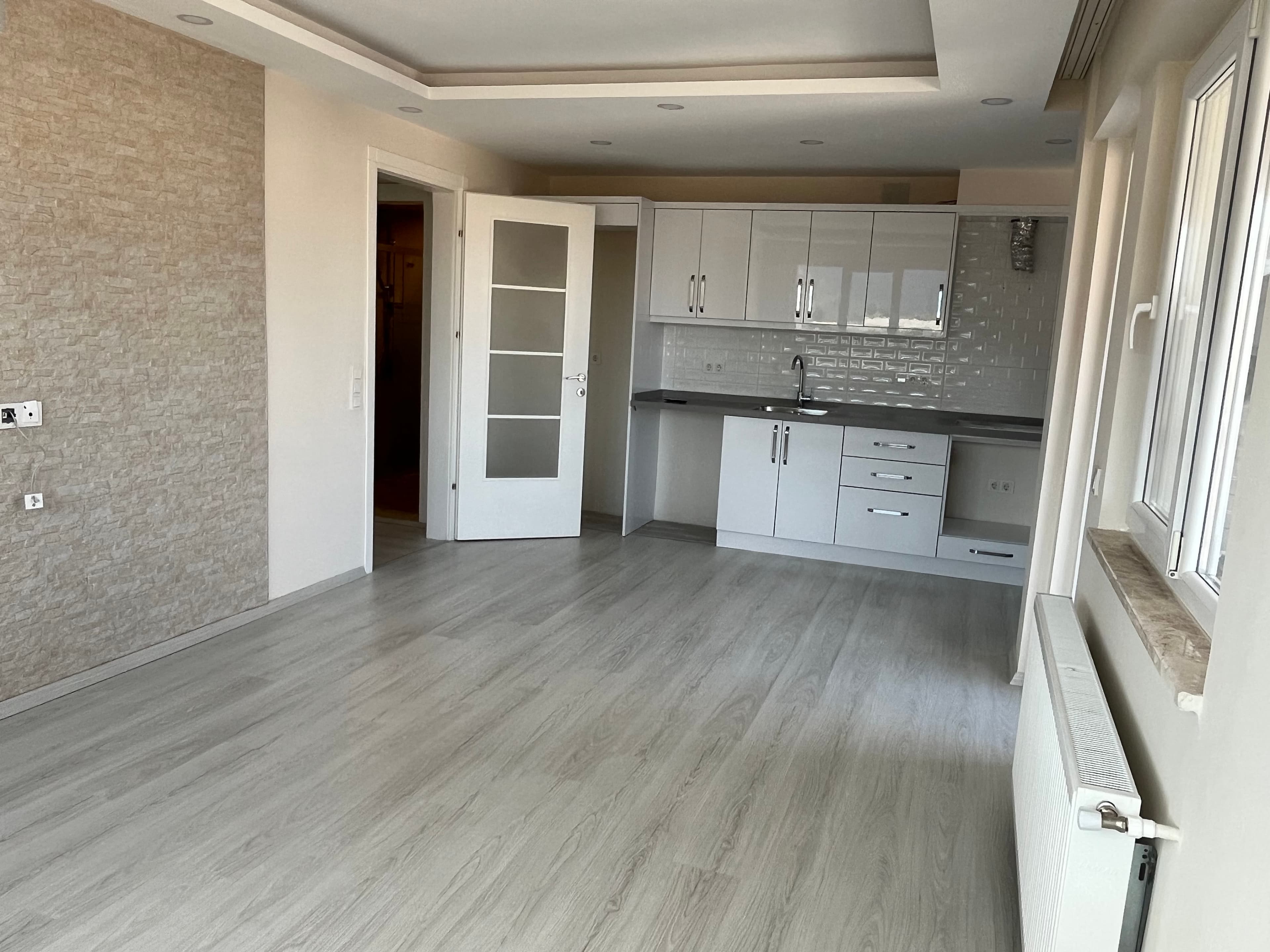 Ortaca Karaburun mahallesinde merkezii konumda masrafsız sıfır 2+1 kiralık daire